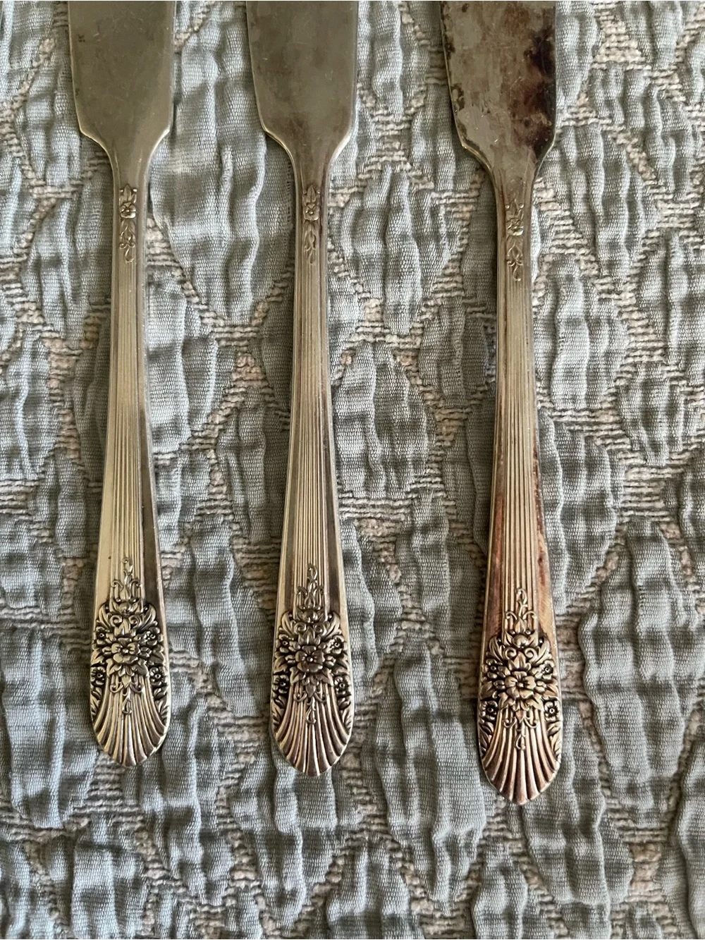 5 VTG WM ROGERS MFG. & CO. SILVER MIST PATTERN SILVER PLATE 6” BUTTER SPREADERS
